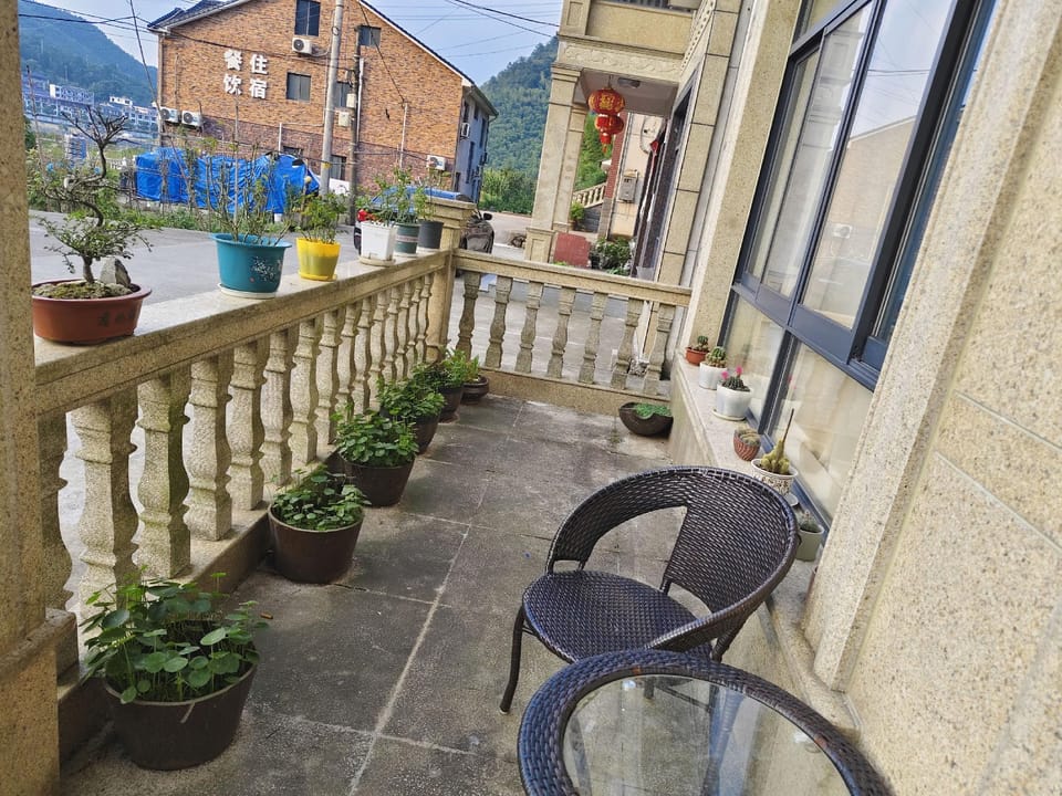 Junya Zhuman Homestay (Cloud Grassland Panda Tribe Adventure Park Branch) Hotel in Hangzhou