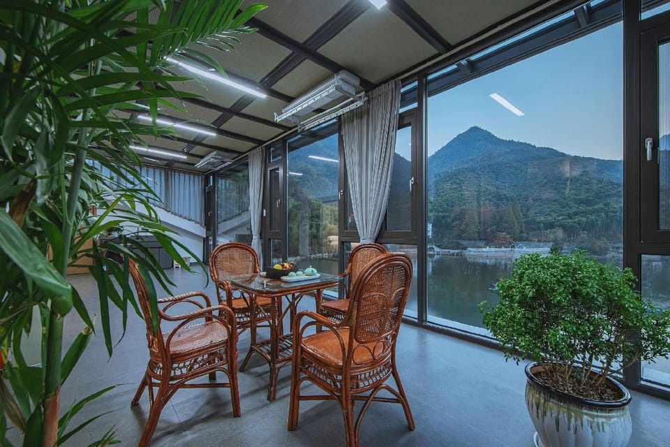 Xiongxiongjia Wangmeishe (Anji Yunshang Grassland Store) Hotel in Hangzhou