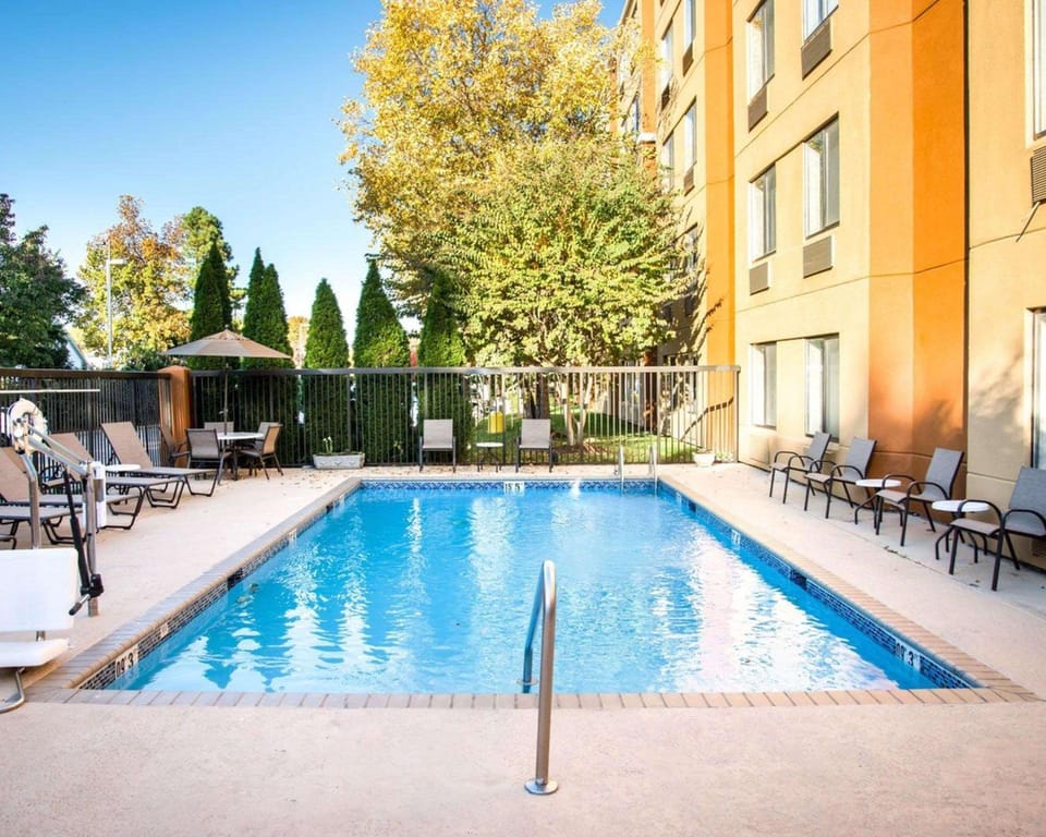 Swimming pool [outdoor]