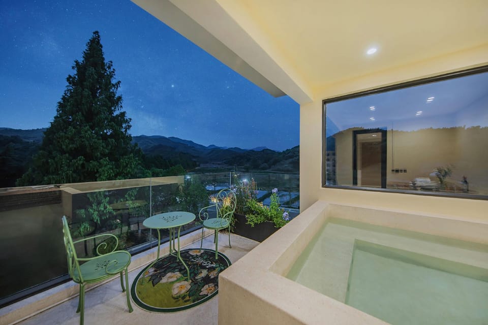 July in the Wild: Private Hot Spring in the Sky Garden - Luxurious Wilderness Accommodation Hotel in Hangzhou