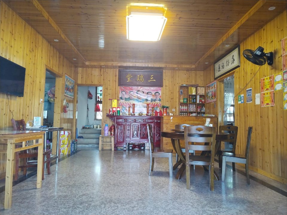 Yuhua Peak Farm (Sanqingshan Branch) Hotel in Zhejiang