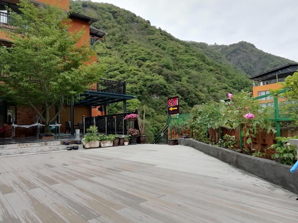 Wolong Jiayuan Hotel Hotel in Chengdu