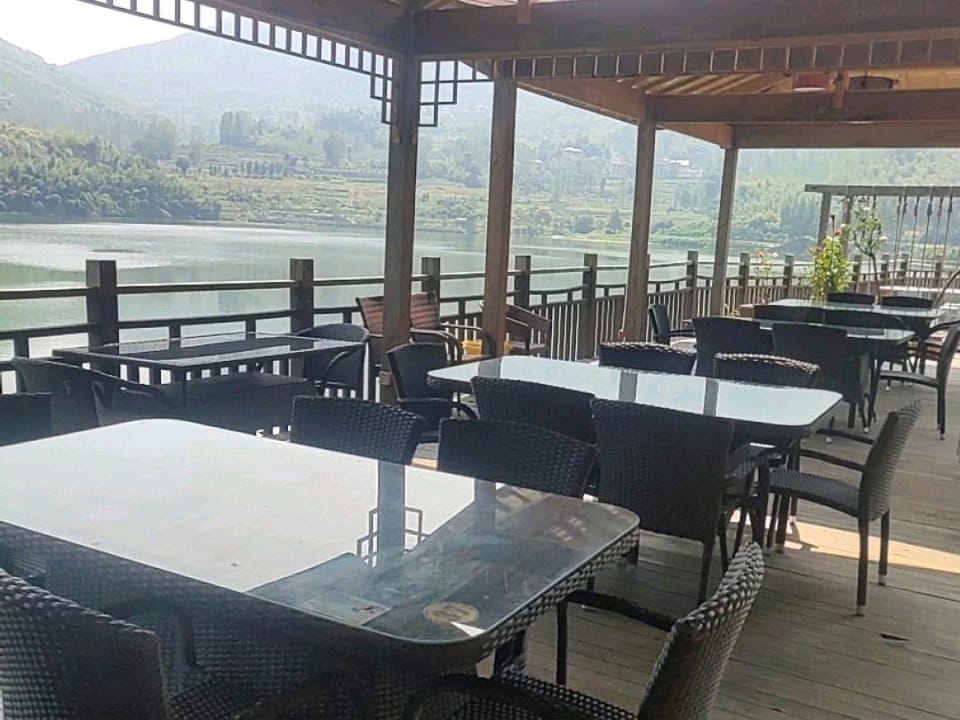 Naked Retreats Resort Hotel in Hangzhou