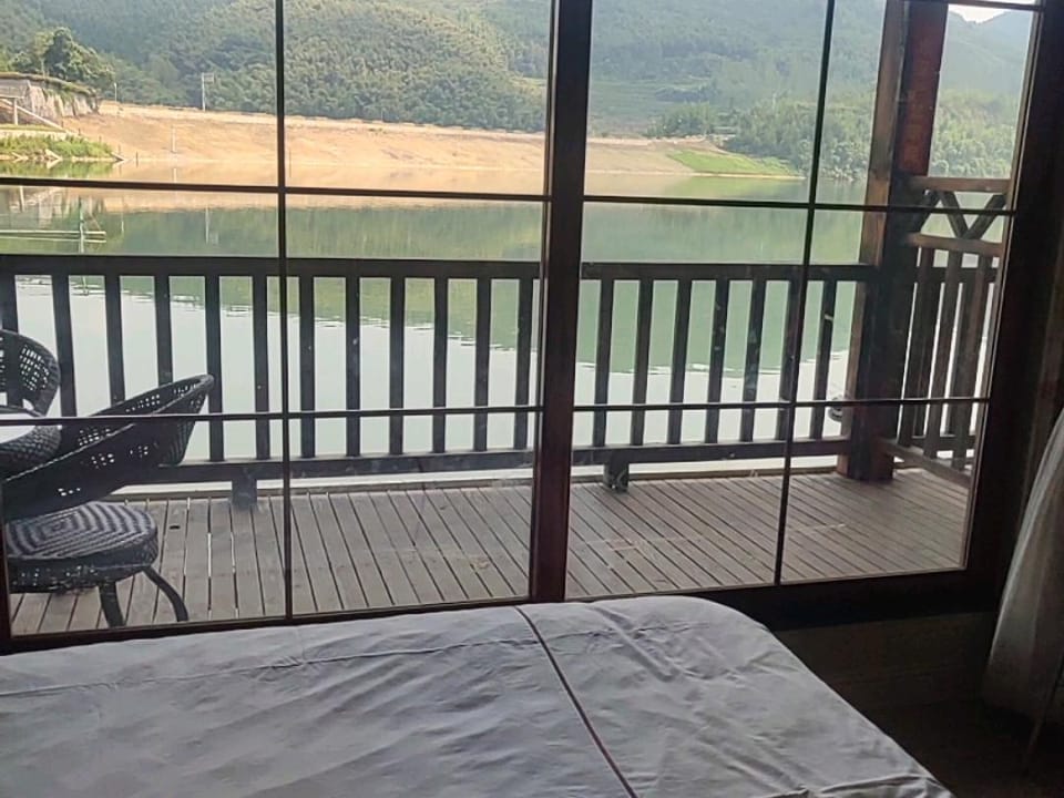 Naked Retreats Resort Hotel in Hangzhou
