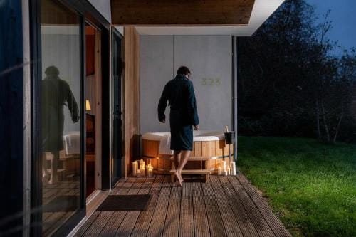 Garden Suites with private hot tub Lodge in Burgh-Haamstede