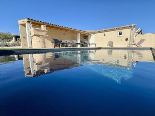 Mas de Baye - classe 5 etoiles meuble de tourisme Hotel in Provence-Alpes-Côte d'Azur