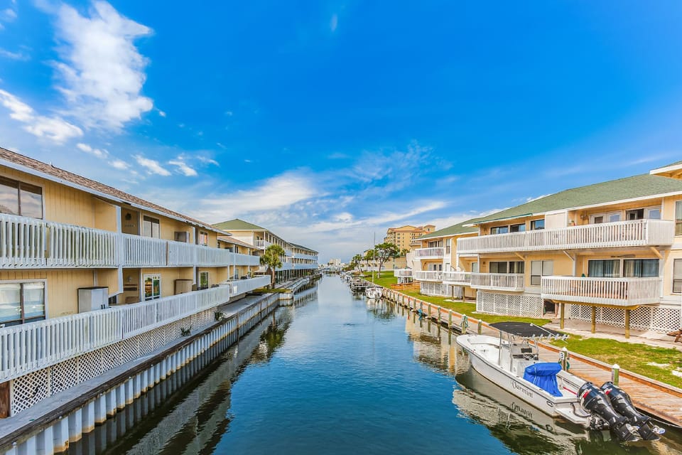 Sandpiper Cove Hotel in Destin