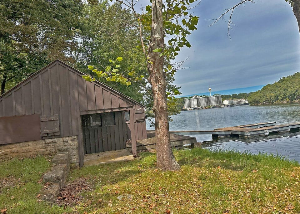 Pin Oak Hotel in Osage Beach