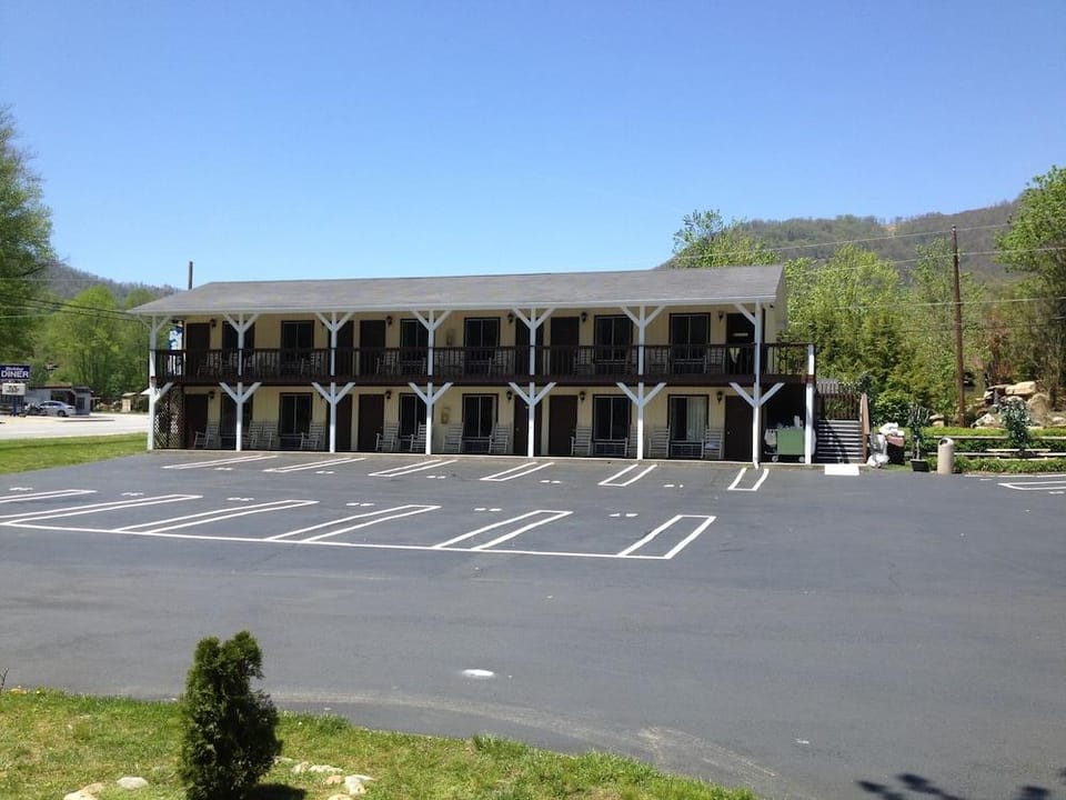 Travelowe's Motel Hotel in Maggie Valley