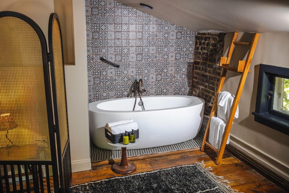 Kingston Carriage House Hotel in Port Ewen