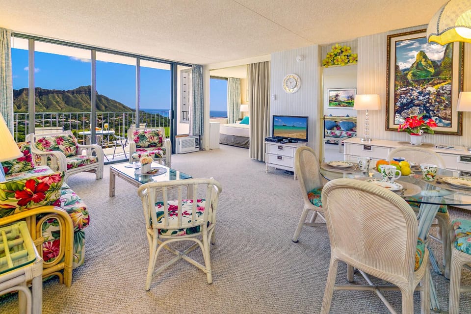 Diamond Head and Ocean views with King Bed and Parking Hotel in Honolulu