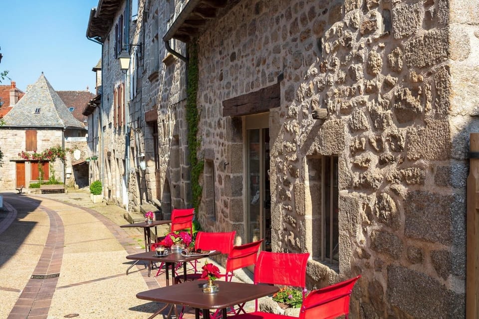 Demeures & Chateaux Auberge de la Tour - Hotel & Restaurants - Marcoles Auvergne Hotel in Auvergne-Rhône-Alpes