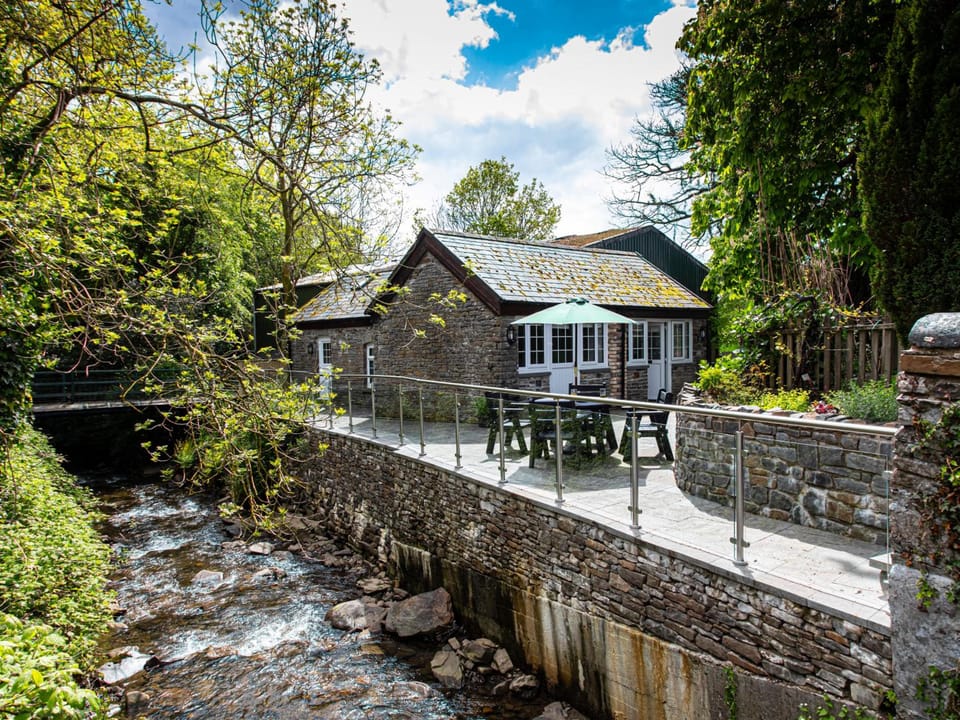 Swansea Valley Holiday Cottages Hotel in Rhos