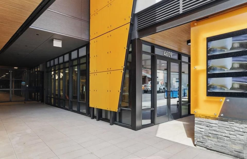 Modern Studio Steps to UW Hotel in University District