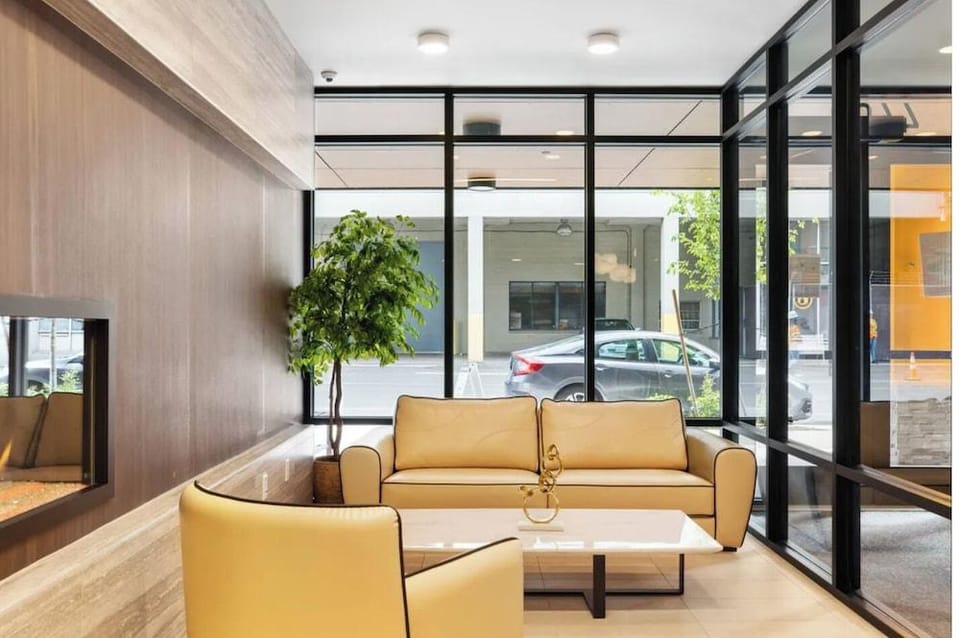 Modern Studio Steps to UW Hotel in University District