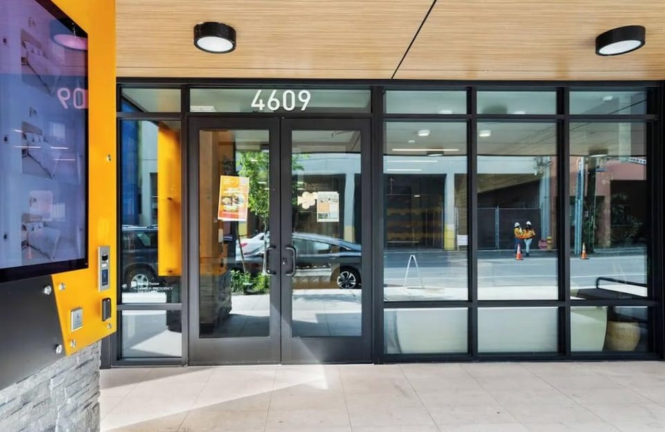 Modern Studio Steps to UW Hotel in University District
