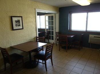 Relax Inn Hotel in Davenport