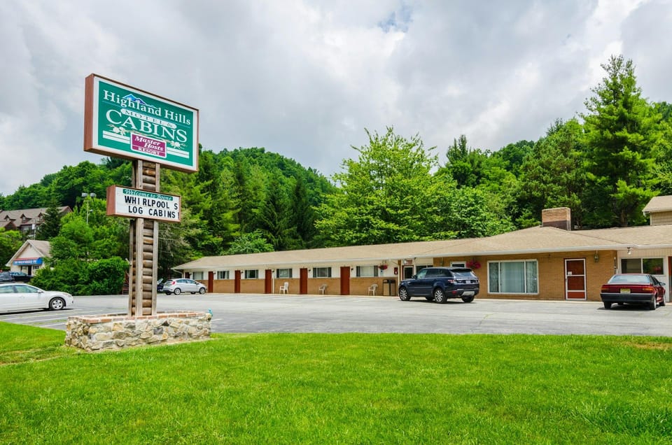 Master Hosts Resorts-Highland Hills Cabins Hotel in Boone
