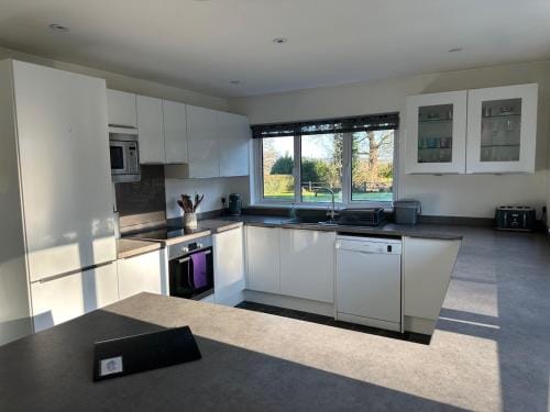 Modern Self-Contained 3 Bedroom Bungalow Hotel in Borough of Waverley