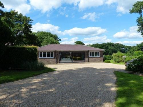 Modern Self-Contained 3 Bedroom Bungalow Hotel in Borough of Waverley