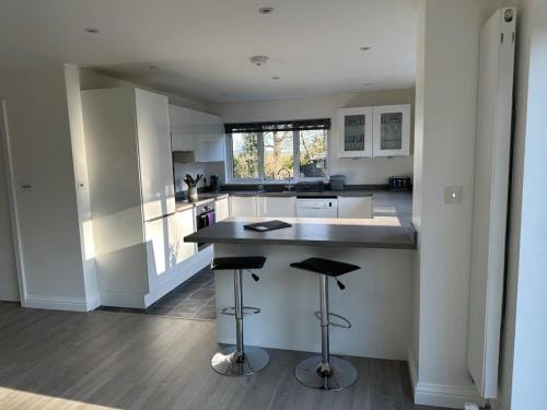 Modern Self-Contained 3 Bedroom Bungalow Hotel in Borough of Waverley