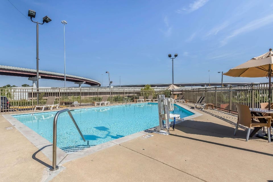Swimming pool [outdoor]