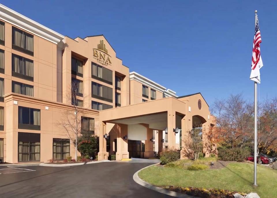 BNA Suites Hotel in Nashville