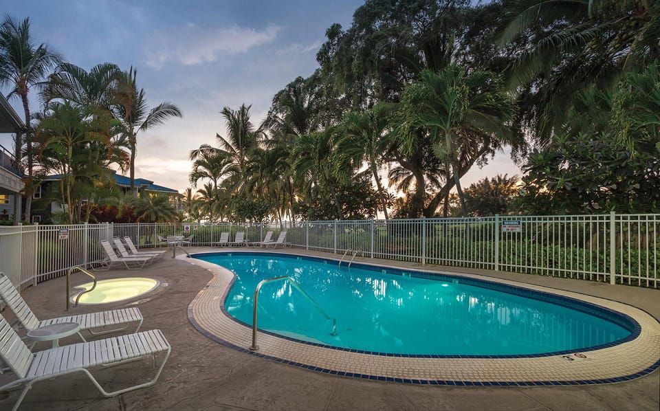Swimming pool [outdoor]