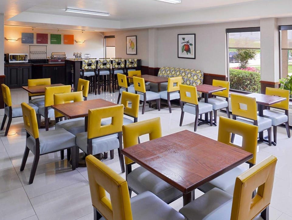 Spark by Hilton Des Plaines Chicago O'Hare Hotel in Des Plaines