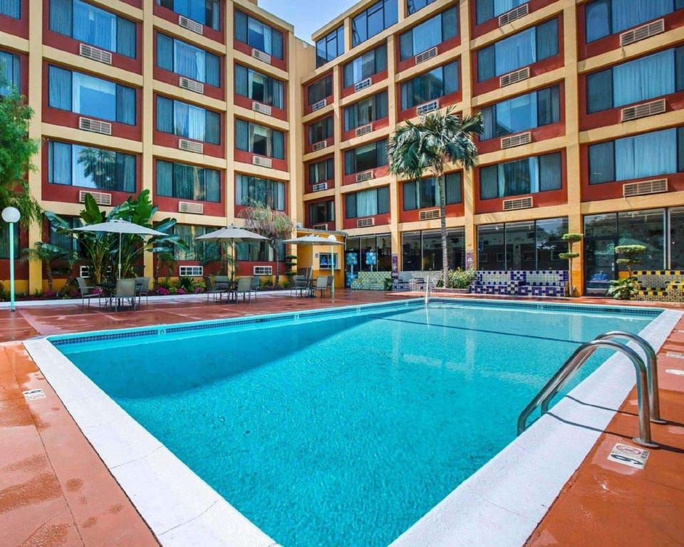 Swimming pool [outdoor]