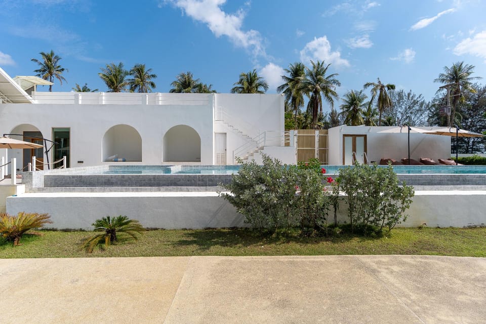 Swimming pool [outdoor]