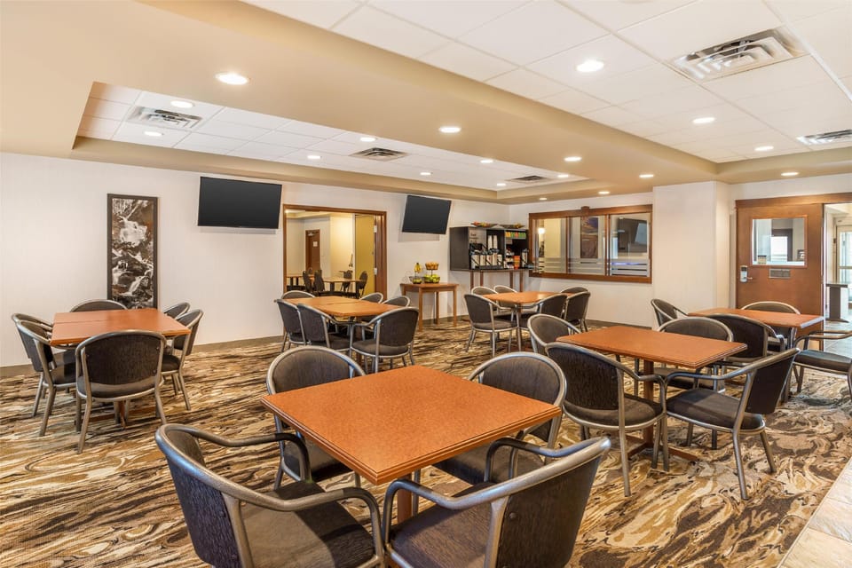 Best Western Plus Service Inn & Suites Hotel in Lethbridge