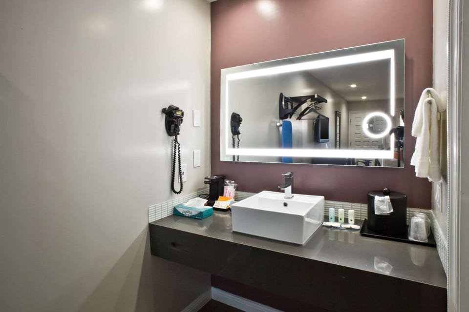 Bay Area Inn & Suites Hotel in Hayward