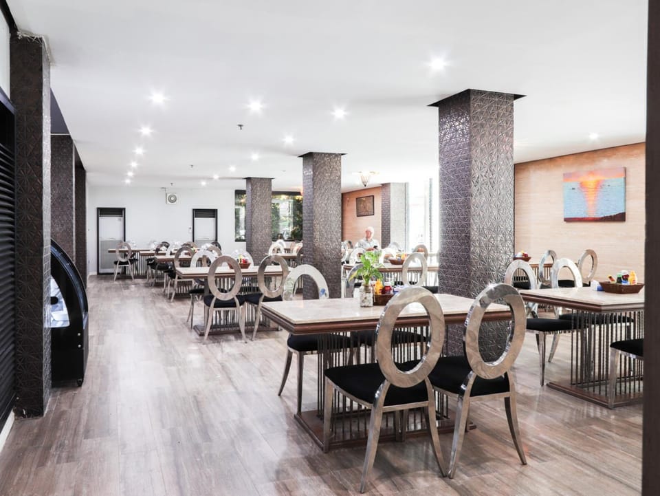 Jomtien Sands Residence - Beachfront, Relax & Amazing Seafood Dining Hotel in Pattaya City