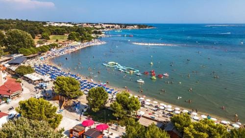 Double room with bathroom, beach close, kitchen use Hotel in Premantura