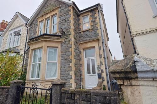 Cardiff City Guesthouse, Central Rooms, Fast Wi-Fi, On-Street Parking Hotel in Cardiff