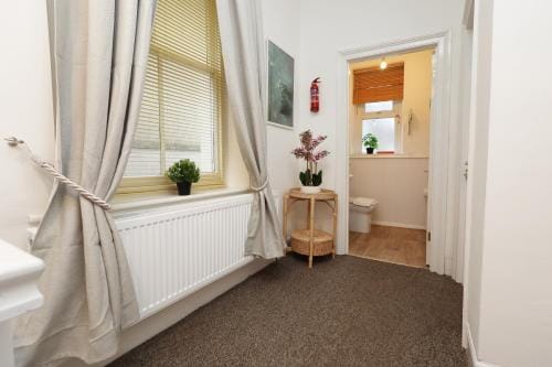 Cardiff City Guesthouse, Central Rooms, Fast Wi-Fi, On-Street Parking Hotel in Cardiff