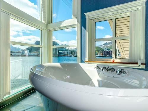 Svolvær Havn Waterfront Villa Hotel in Lofoten