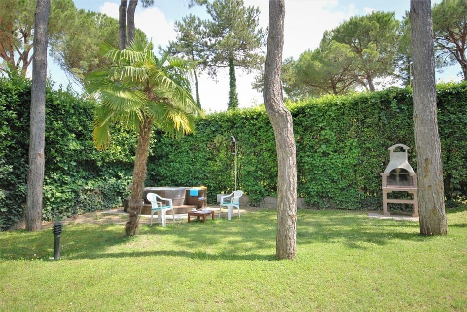A peaceful villa hideaway with a beautiful green garden and jacuzzi Resort in Lignano Sabbiadoro