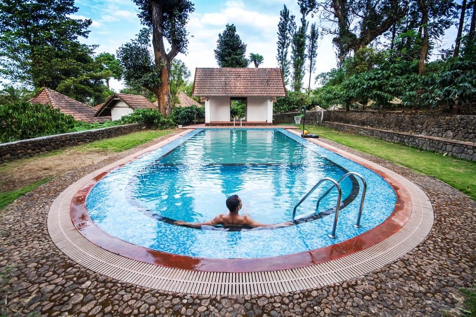 Swimming pool [outdoor]