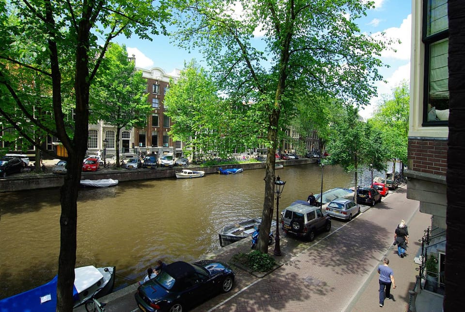 1637: Historic Canal View Suites Hotel in Amsterdam