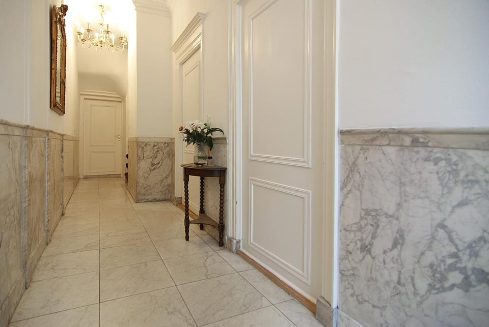 1637: Historic Canal View Suites Hotel in Amsterdam