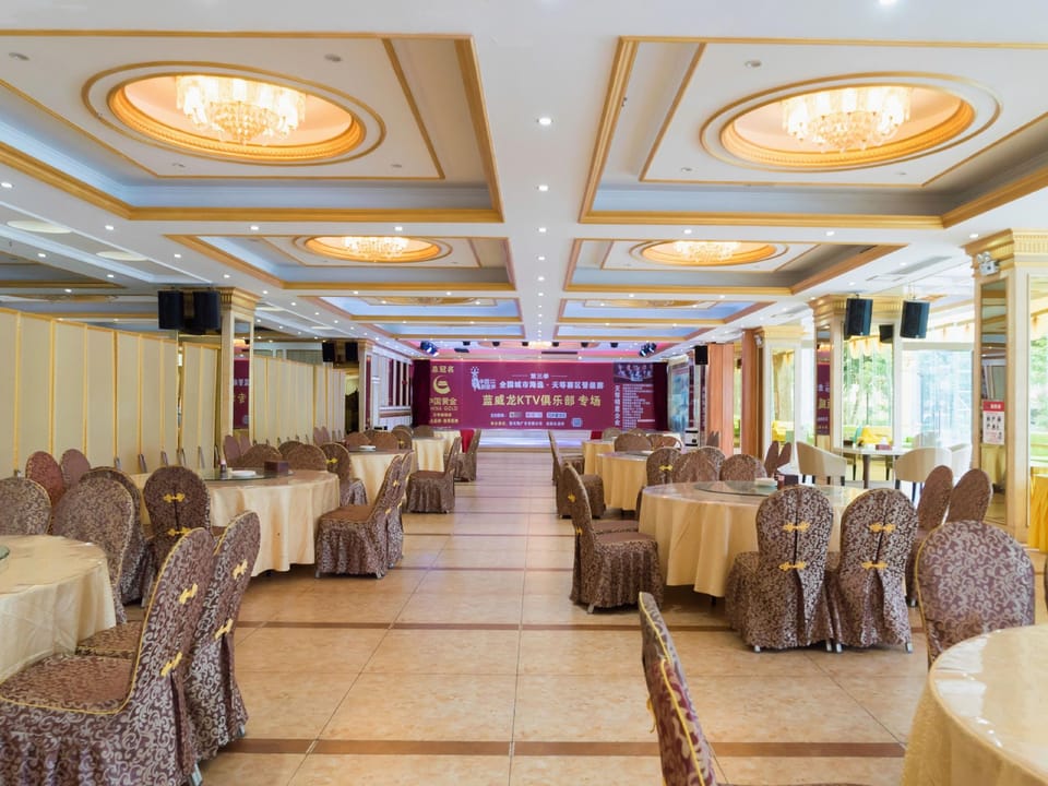 Oriental Crown Holiday Hotel Hotel in China