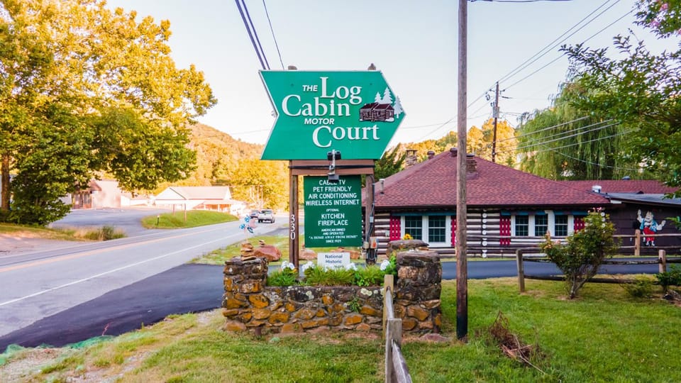Log Cabin Motor Court Lodge in Woodfin