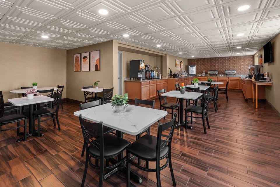 Wingate by Wyndham Utica Hotel in Utica