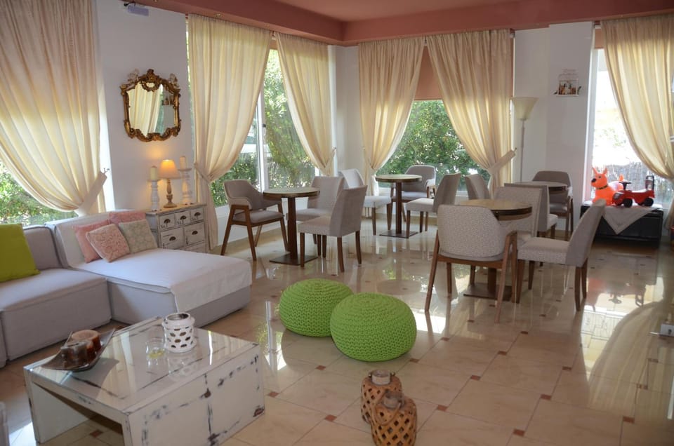 Shared lounge/TV area