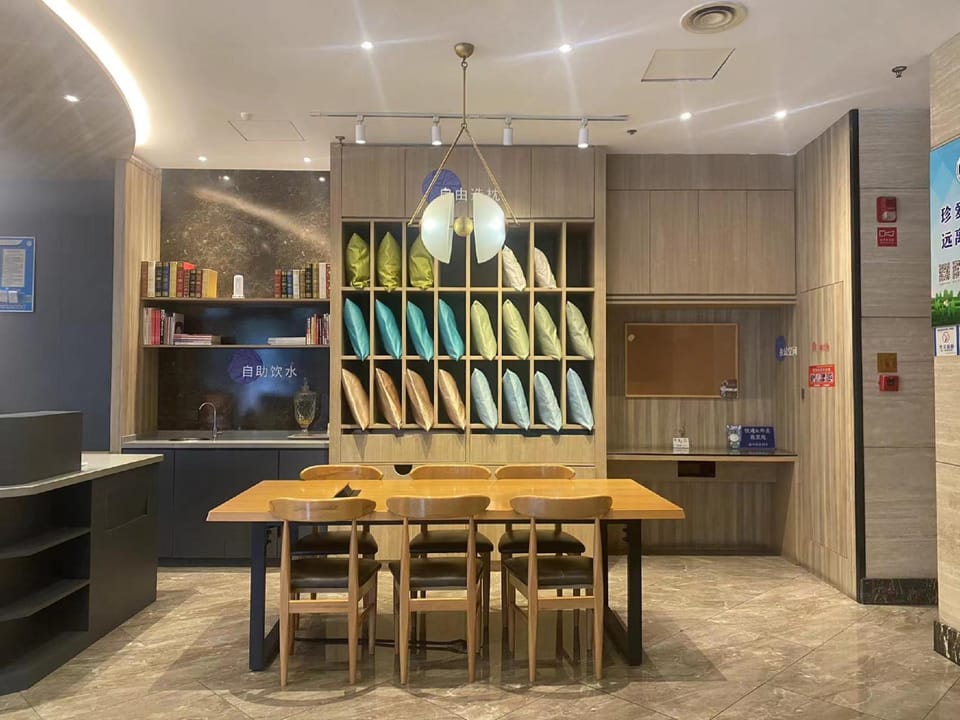 Hanting Premium Hotel Haining Railway Station Hotel in Hangzhou