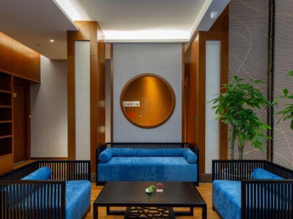 Hi Inn Ningbo Dongqian Lake Ningli Commercial Plaza Hotel in Zhejiang