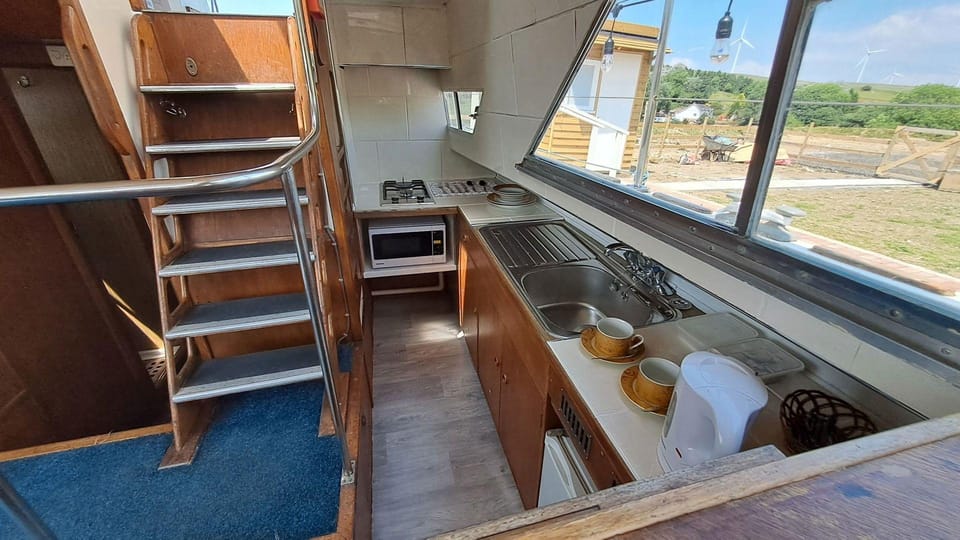 The Rose 37ft Lakeside Yacht inc Hot Tub Hotel in Wales