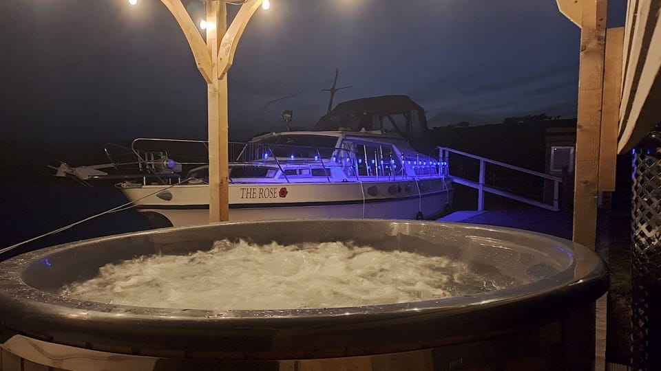 The Rose 37ft Lakeside Yacht inc Hot Tub Hotel in Wales